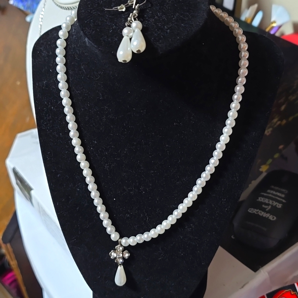 Pearl looking jewelry set